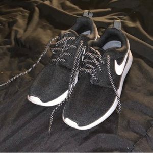 Nike roshes sneakers